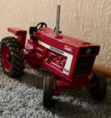 Tractor by: Austin Lash age 11  w/ Chucky's IH Fenders & Shifting Column