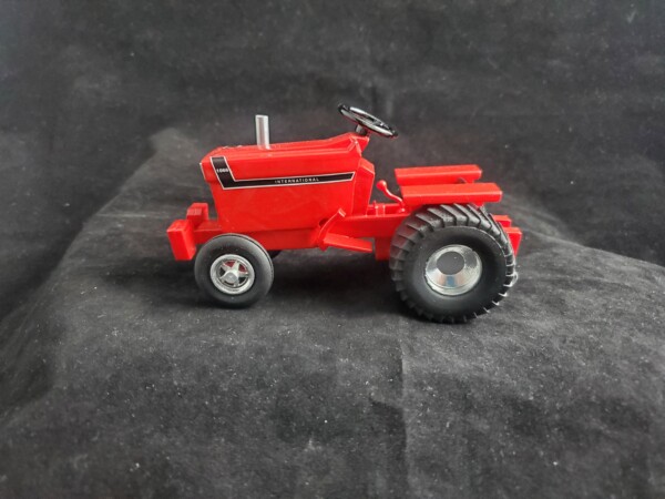 IH 1066 Garden Tractor (Painted Not Available)